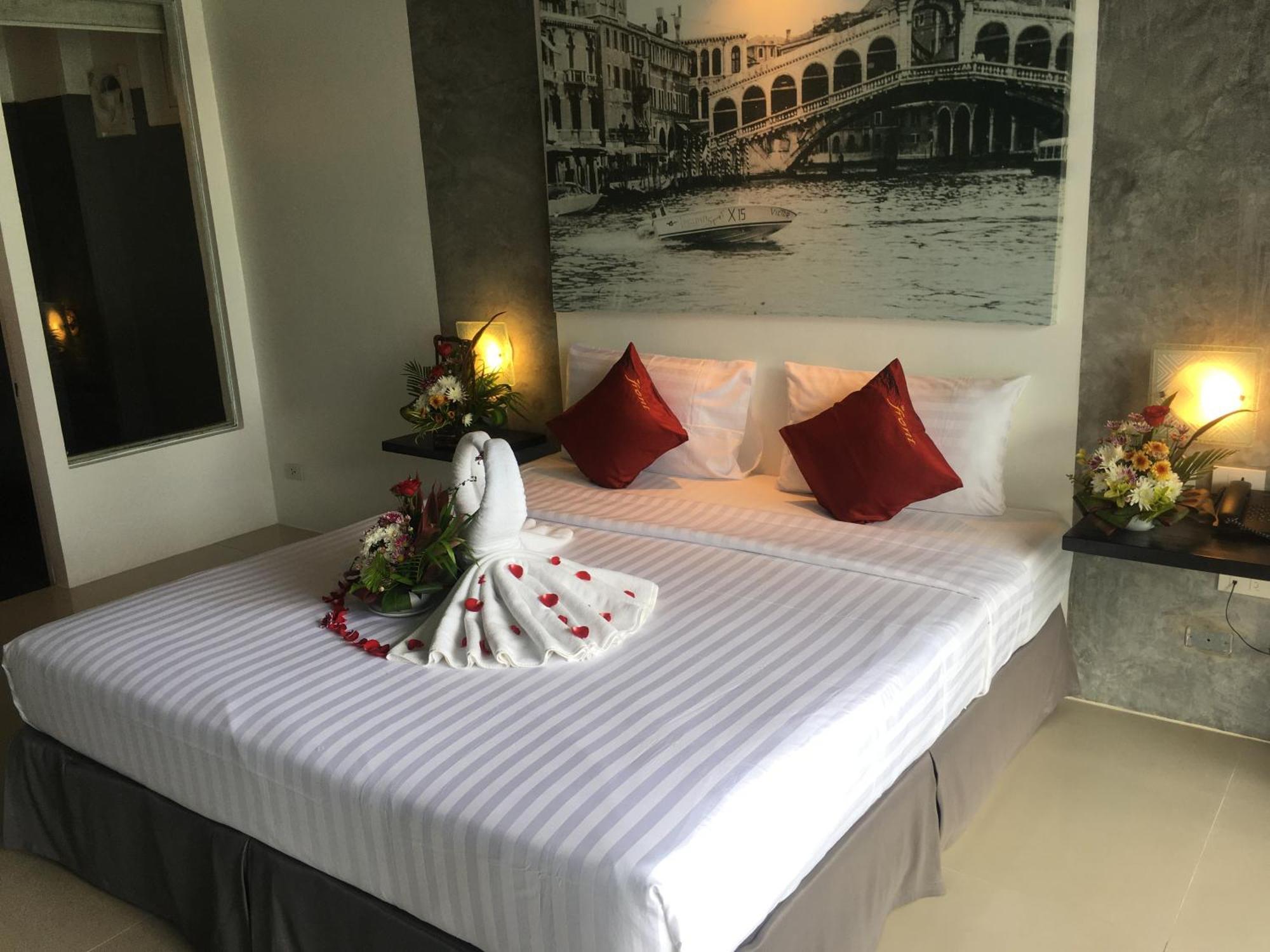 The Front Hotel And Apartments Patong Rom bilde